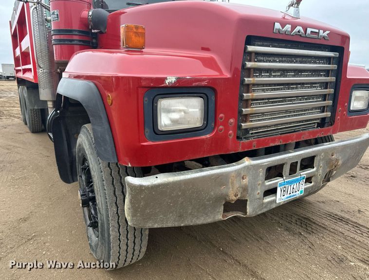 image for item LO9488 1999 Mack RD690S dump truck