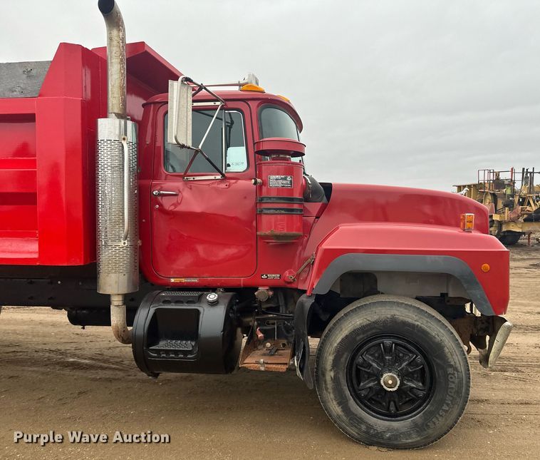 image for item LO9488 1999 Mack RD690S dump truck
