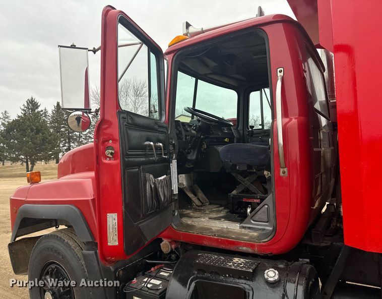 image for item LO9488 1999 Mack RD690S dump truck