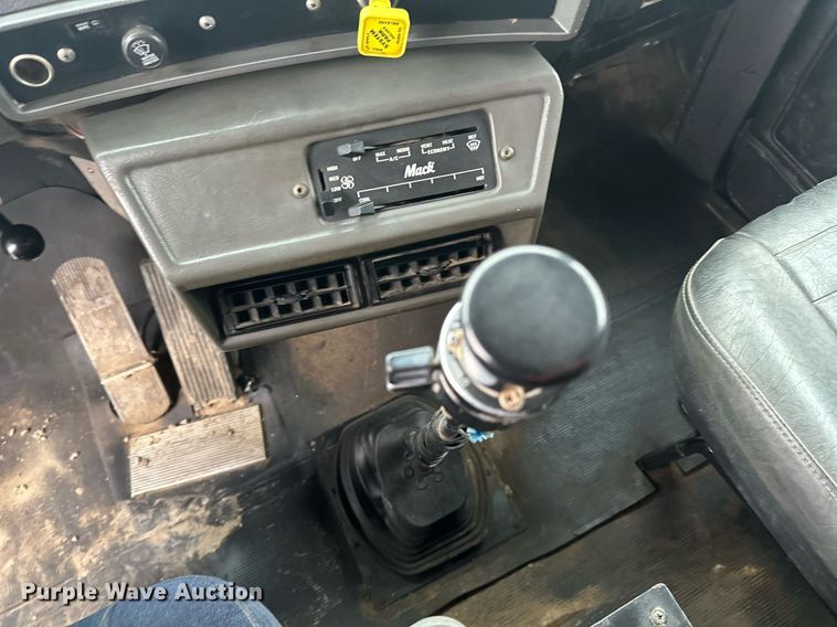 image for item LO9488 1999 Mack RD690S dump truck