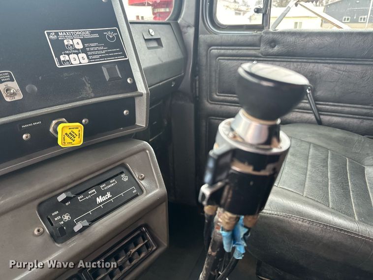 image for item LO9488 1999 Mack RD690S dump truck