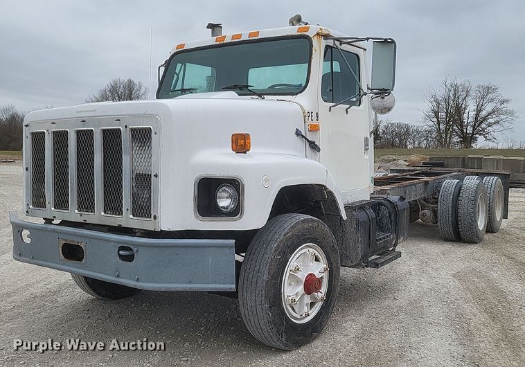 image for item MI9948 1990 International 2674 truck cab and chassis