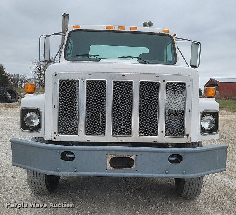 image for item MI9948 1990 International 2674 truck cab and chassis