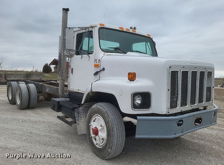 image for item MI9948 1990 International 2674 truck cab and chassis