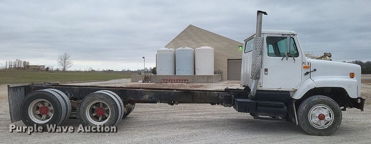 image for item MI9948 1990 International 2674 truck cab and chassis