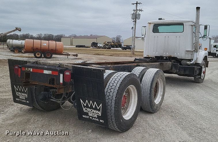 image for item MI9948 1990 International 2674 truck cab and chassis