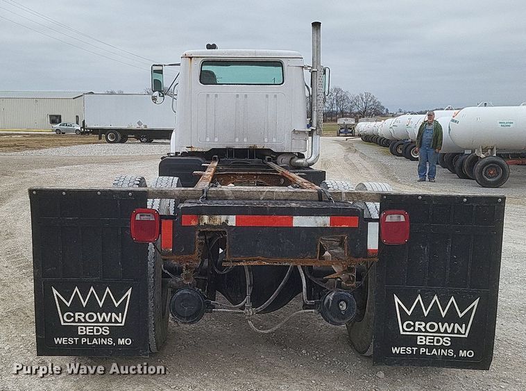 image for item MI9948 1990 International 2674 truck cab and chassis