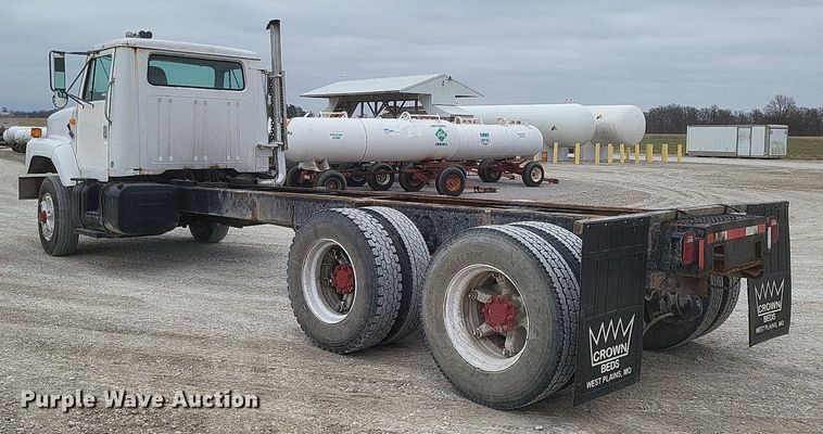 image for item MI9948 1990 International 2674 truck cab and chassis