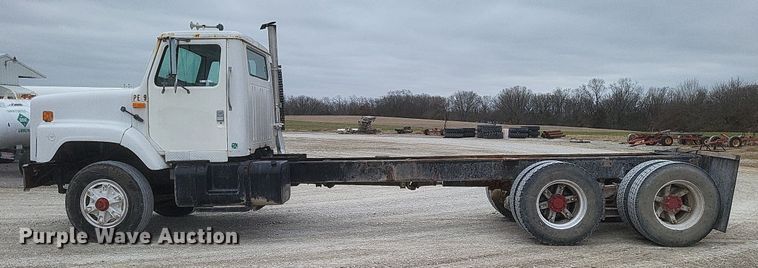 image for item MI9948 1990 International 2674 truck cab and chassis