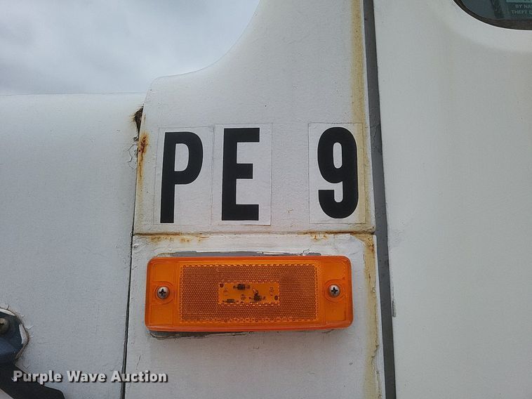 image for item MI9948 1990 International 2674 truck cab and chassis