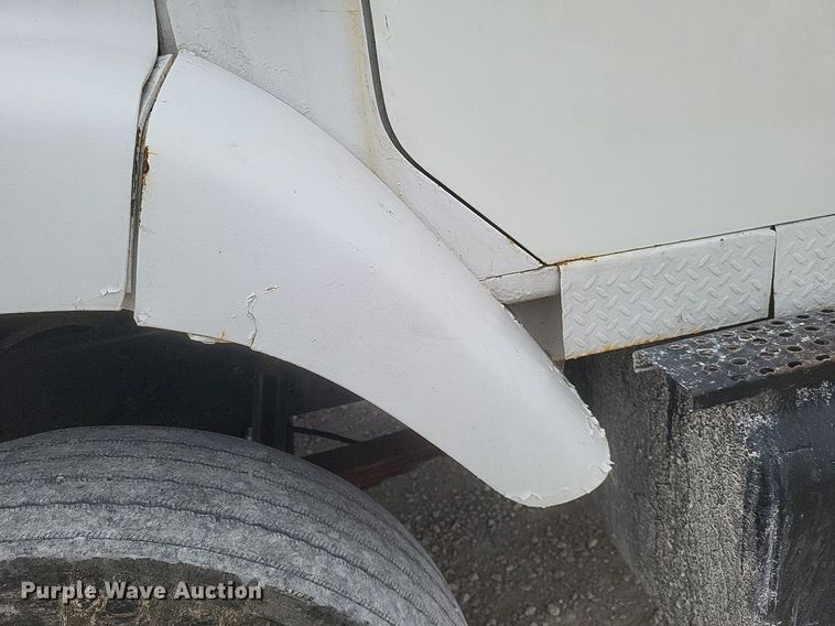 image for item MI9948 1990 International 2674 truck cab and chassis