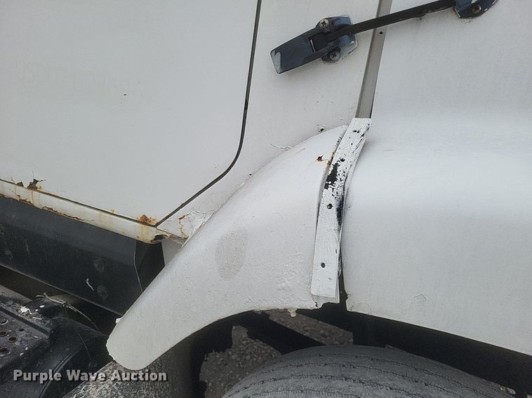 image for item MI9948 1990 International 2674 truck cab and chassis