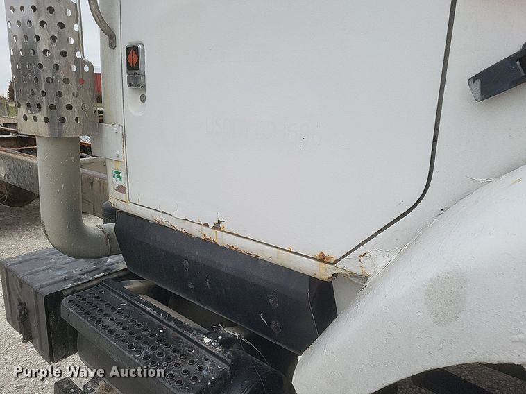 image for item MI9948 1990 International 2674 truck cab and chassis