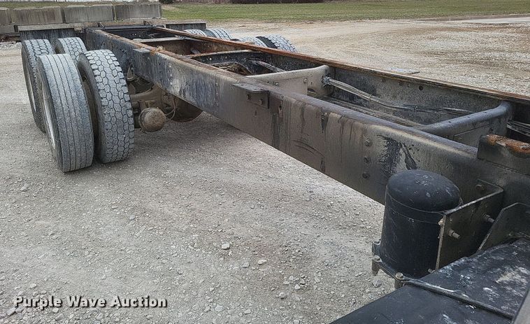 image for item MI9948 1990 International 2674 truck cab and chassis