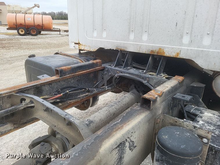 image for item MI9948 1990 International 2674 truck cab and chassis