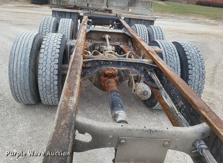 image for item MI9948 1990 International 2674 truck cab and chassis