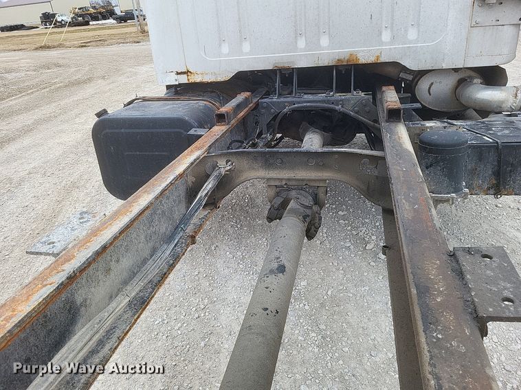 image for item MI9948 1990 International 2674 truck cab and chassis