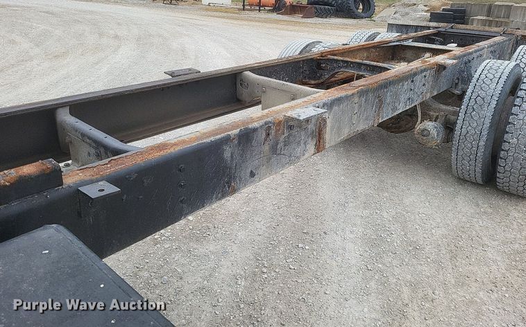 image for item MI9948 1990 International 2674 truck cab and chassis