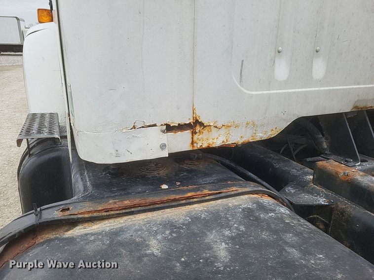 image for item MI9948 1990 International 2674 truck cab and chassis