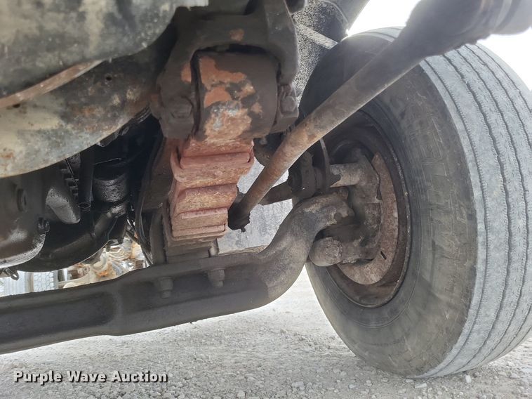 image for item MI9948 1990 International 2674 truck cab and chassis