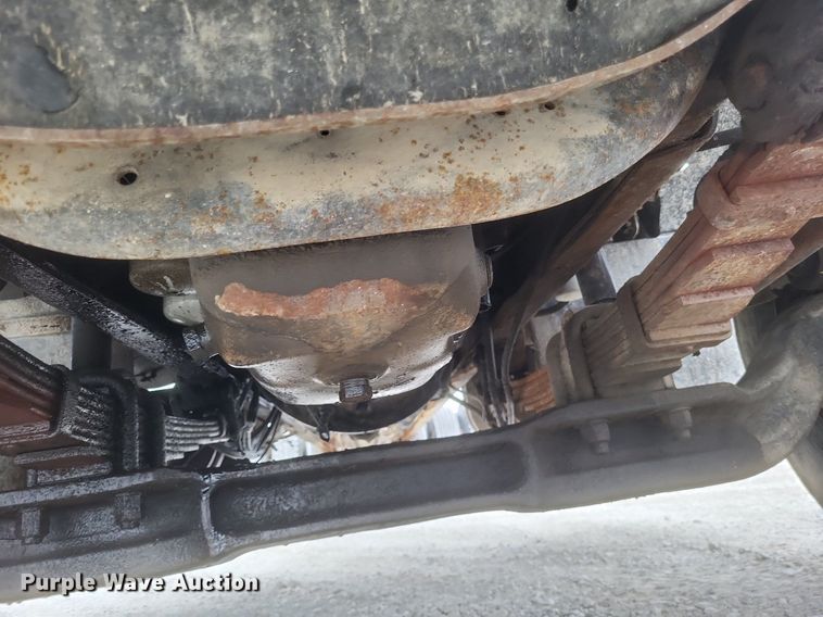 image for item MI9948 1990 International 2674 truck cab and chassis