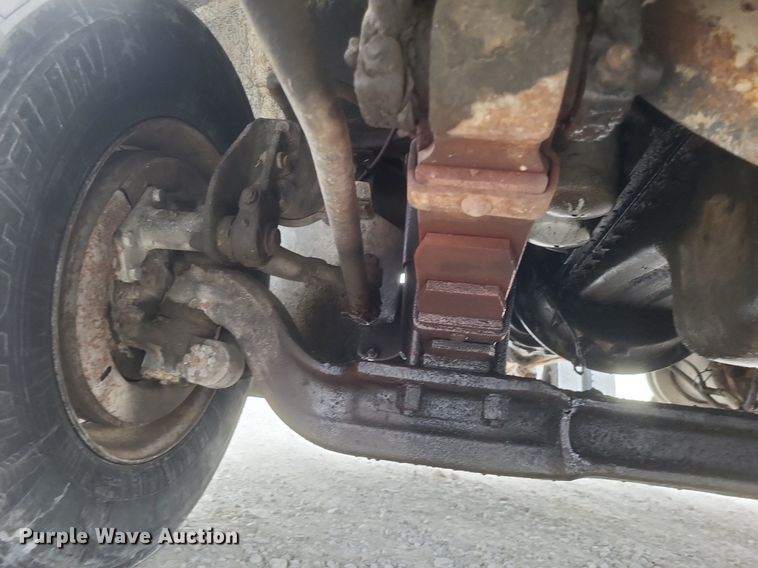 image for item MI9948 1990 International 2674 truck cab and chassis