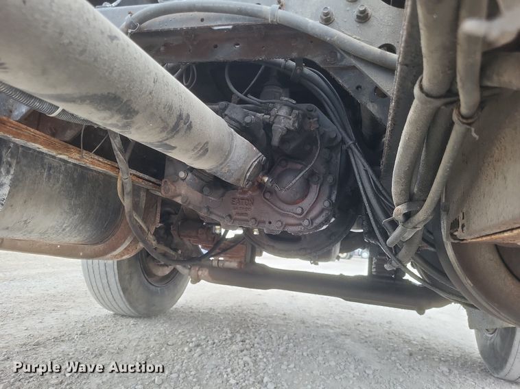 image for item MI9948 1990 International 2674 truck cab and chassis