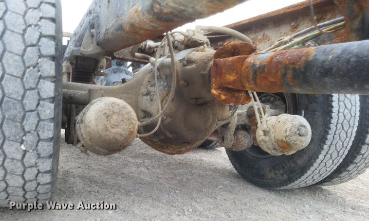 image for item MI9948 1990 International 2674 truck cab and chassis