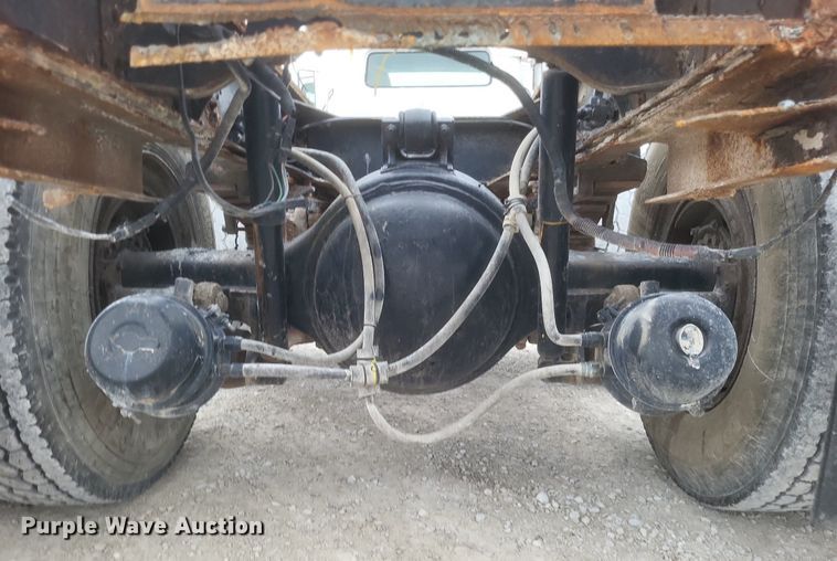 image for item MI9948 1990 International 2674 truck cab and chassis