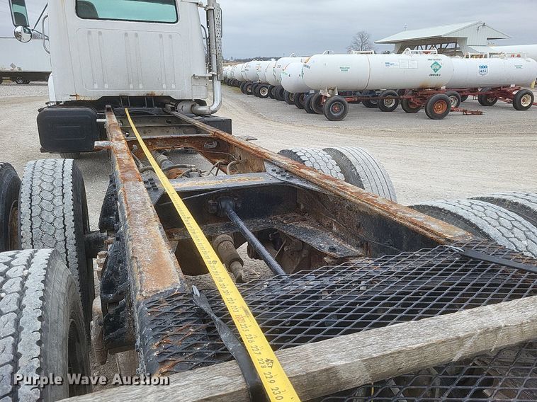 image for item MI9948 1990 International 2674 truck cab and chassis