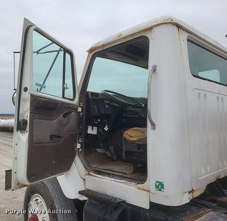 image for item MI9948 1990 International 2674 truck cab and chassis