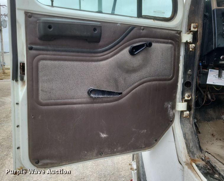 image for item MI9948 1990 International 2674 truck cab and chassis