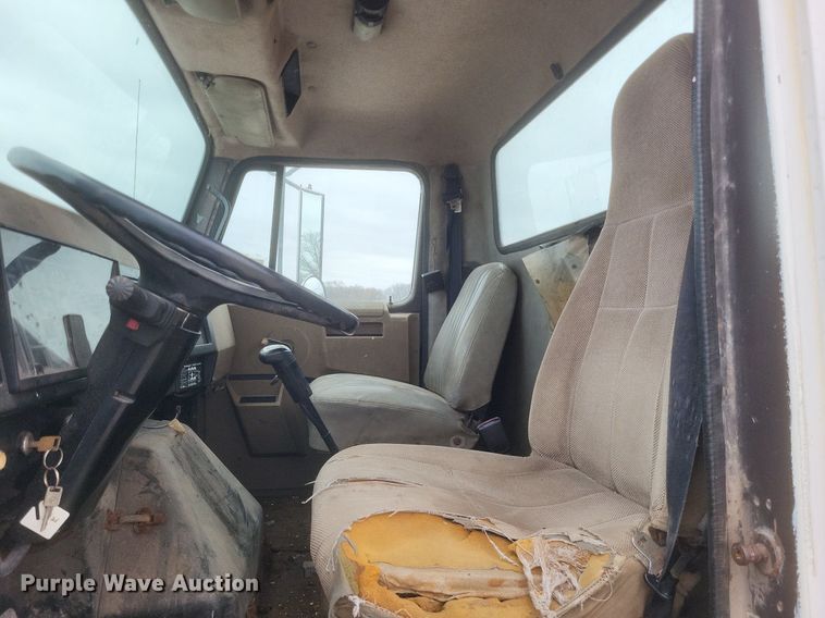 image for item MI9948 1990 International 2674 truck cab and chassis