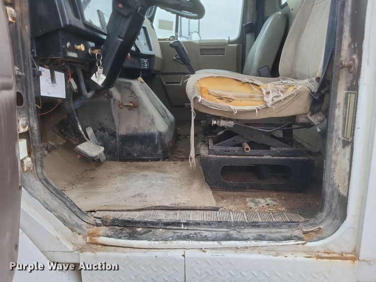 image for item MI9948 1990 International 2674 truck cab and chassis