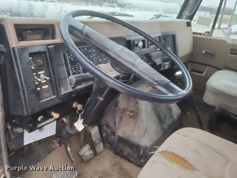 image for item MI9948 1990 International 2674 truck cab and chassis