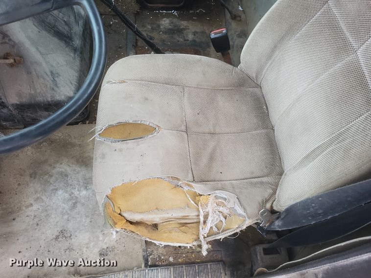 image for item MI9948 1990 International 2674 truck cab and chassis