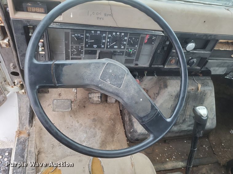 image for item MI9948 1990 International 2674 truck cab and chassis