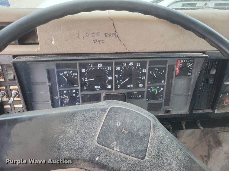 image for item MI9948 1990 International 2674 truck cab and chassis