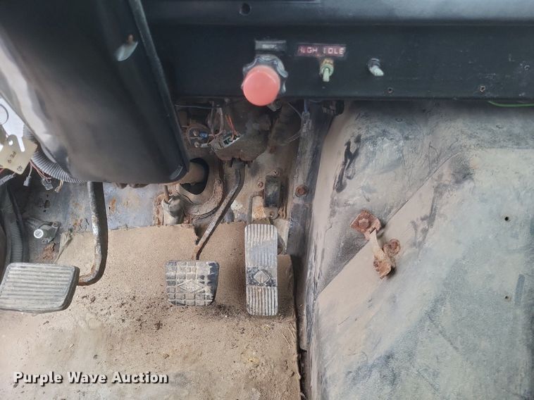 image for item MI9948 1990 International 2674 truck cab and chassis