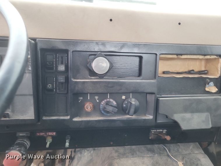 image for item MI9948 1990 International 2674 truck cab and chassis