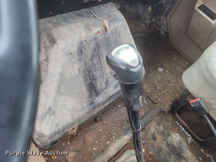 image for item MI9948 1990 International 2674 truck cab and chassis