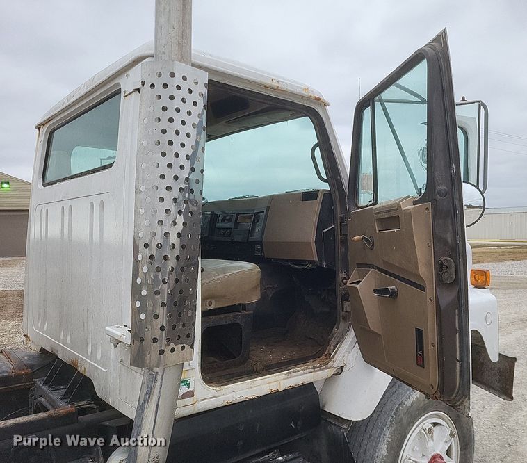 image for item MI9948 1990 International 2674 truck cab and chassis