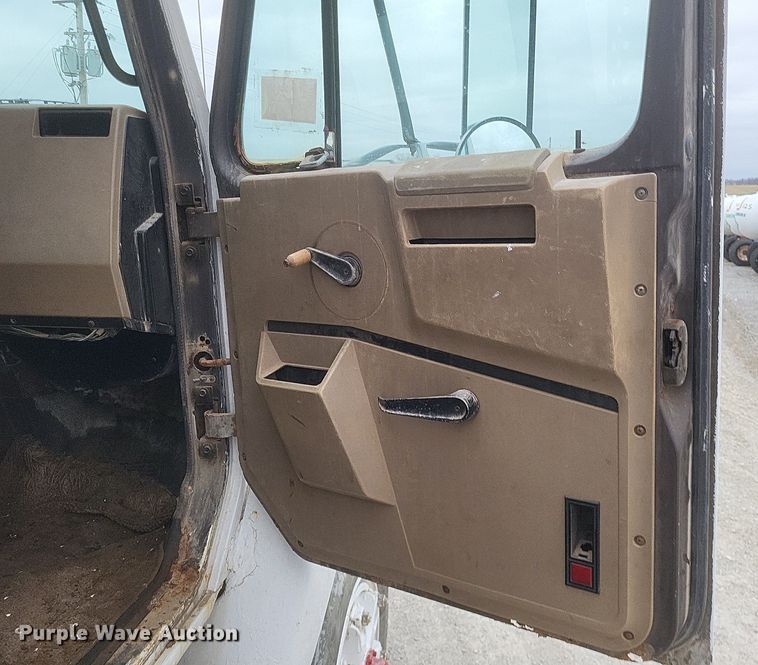 image for item MI9948 1990 International 2674 truck cab and chassis