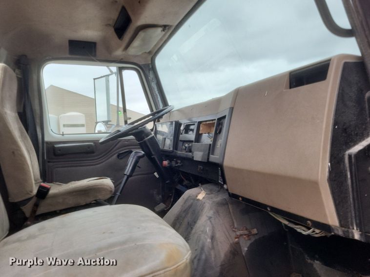 image for item MI9948 1990 International 2674 truck cab and chassis