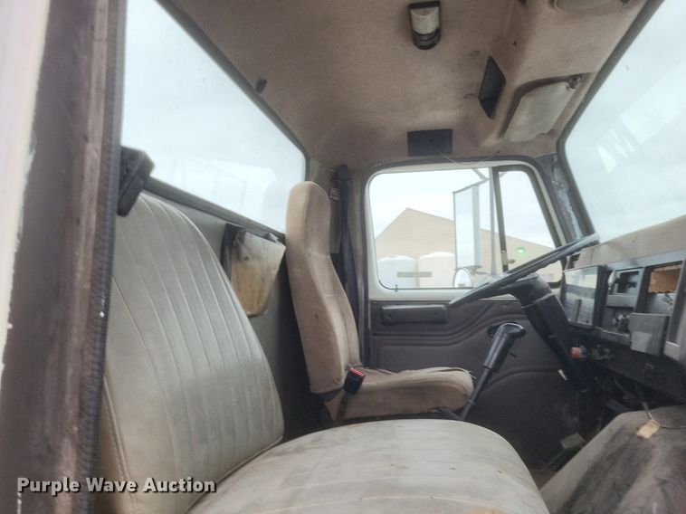 image for item MI9948 1990 International 2674 truck cab and chassis