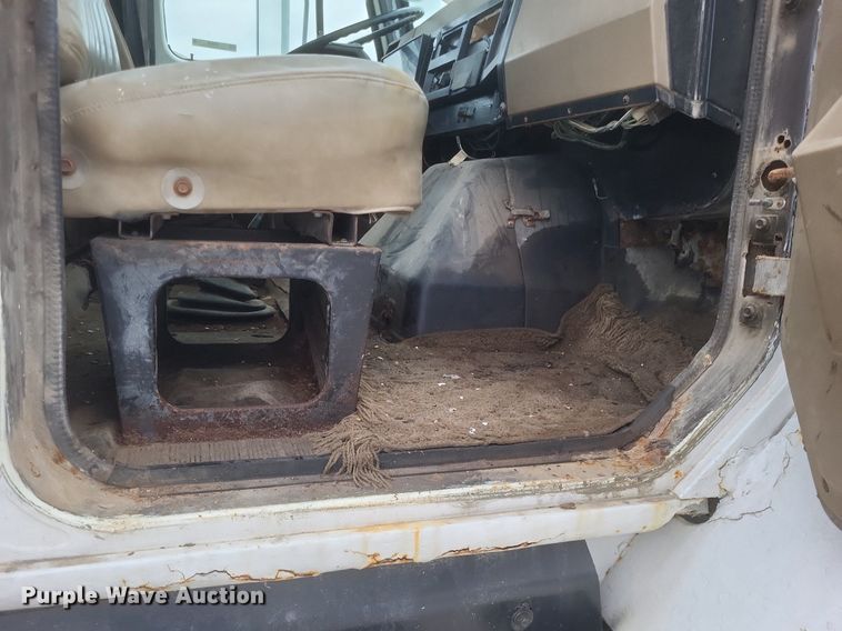 image for item MI9948 1990 International 2674 truck cab and chassis