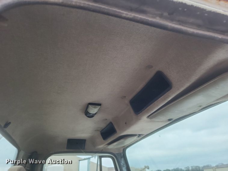 image for item MI9948 1990 International 2674 truck cab and chassis