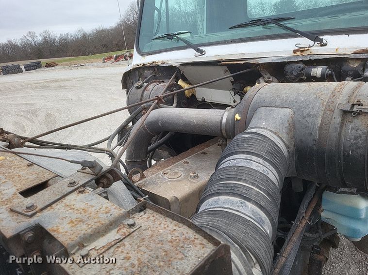 image for item MI9948 1990 International 2674 truck cab and chassis