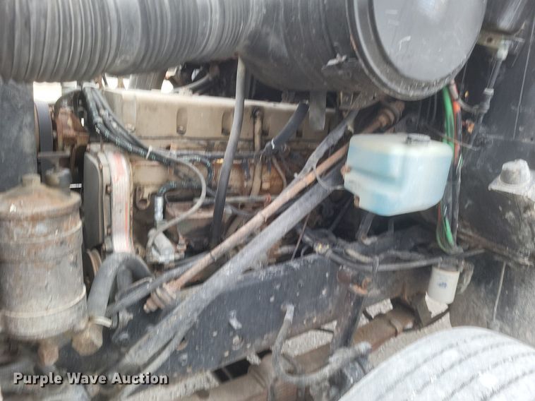 image for item MI9948 1990 International 2674 truck cab and chassis