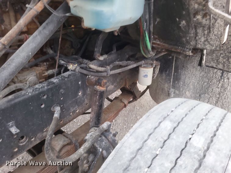 image for item MI9948 1990 International 2674 truck cab and chassis